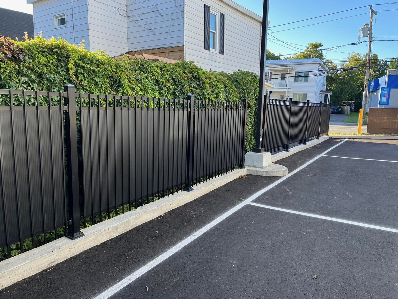 Installation de clôture en aluminium pour plus d'intimité au Québec