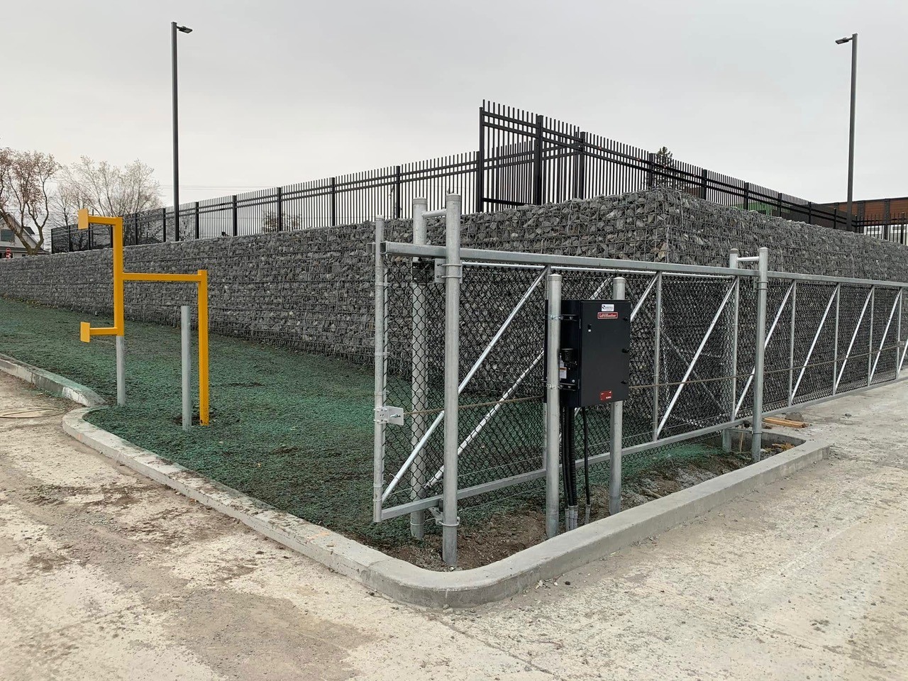 Clôture commerciale de sécurité la devanture d'un commerce au Québec