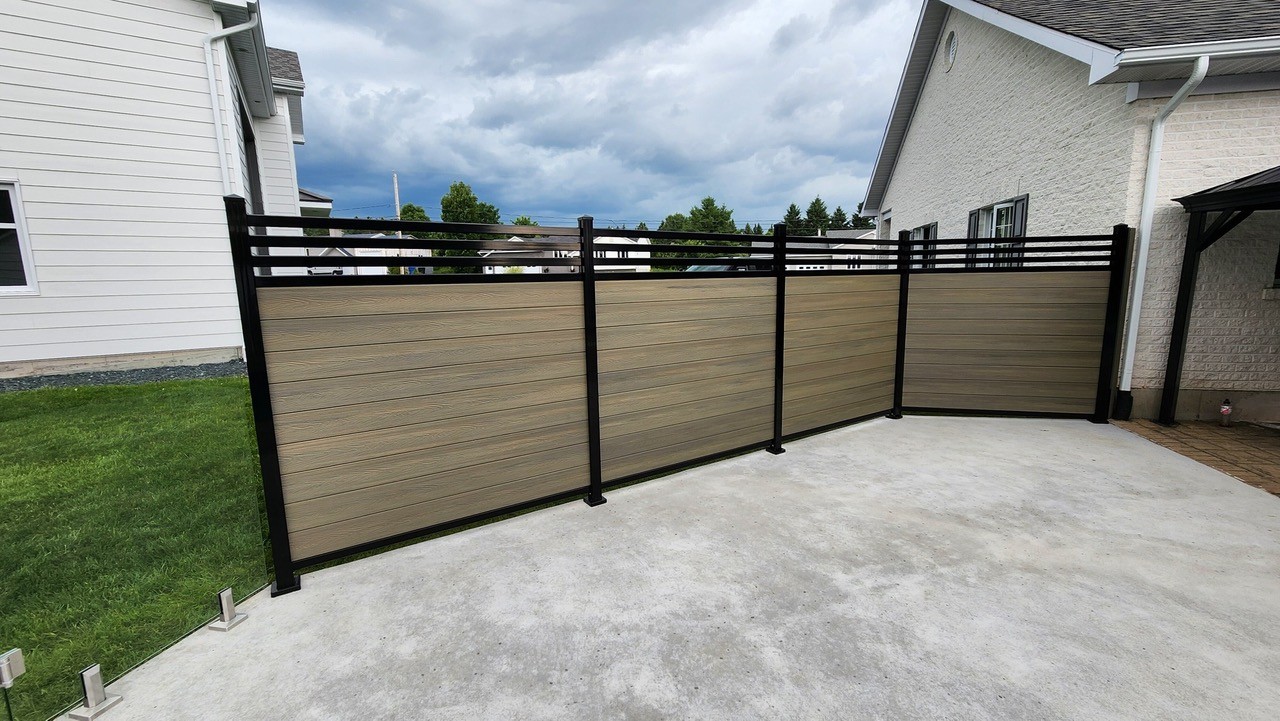 Installation de clôture en composite pour plus d'intimité au Québec