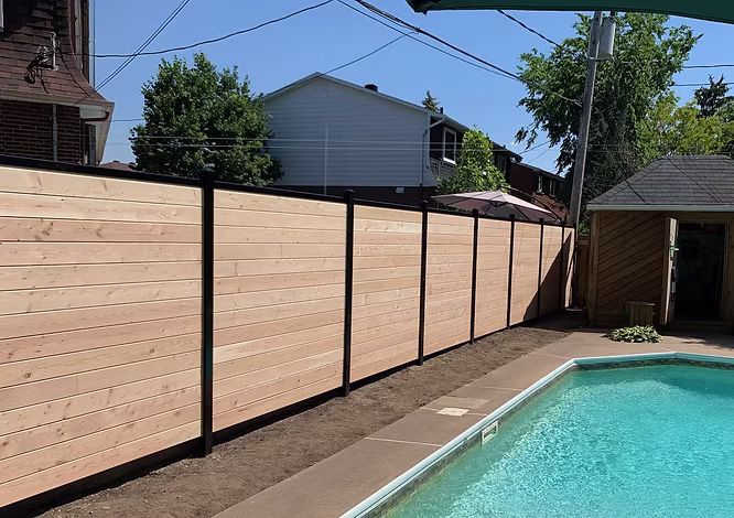 Installation de clôture de bois pour plus d'intimité au Québec