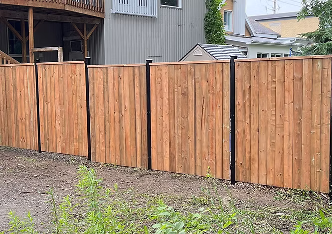 Détail de pose du modèle Clôture en bois traité