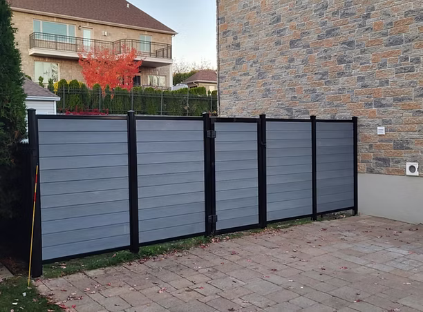 Détail de pose du modèle Composite gris pour terrain