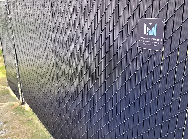 Détail de pose du modèle Clôture Frost maille de chaîne