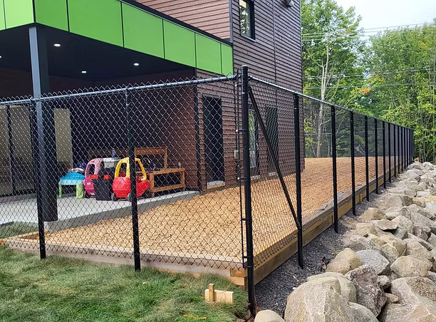 Détail de pose du modèle Clôture Frost noire pour garderie