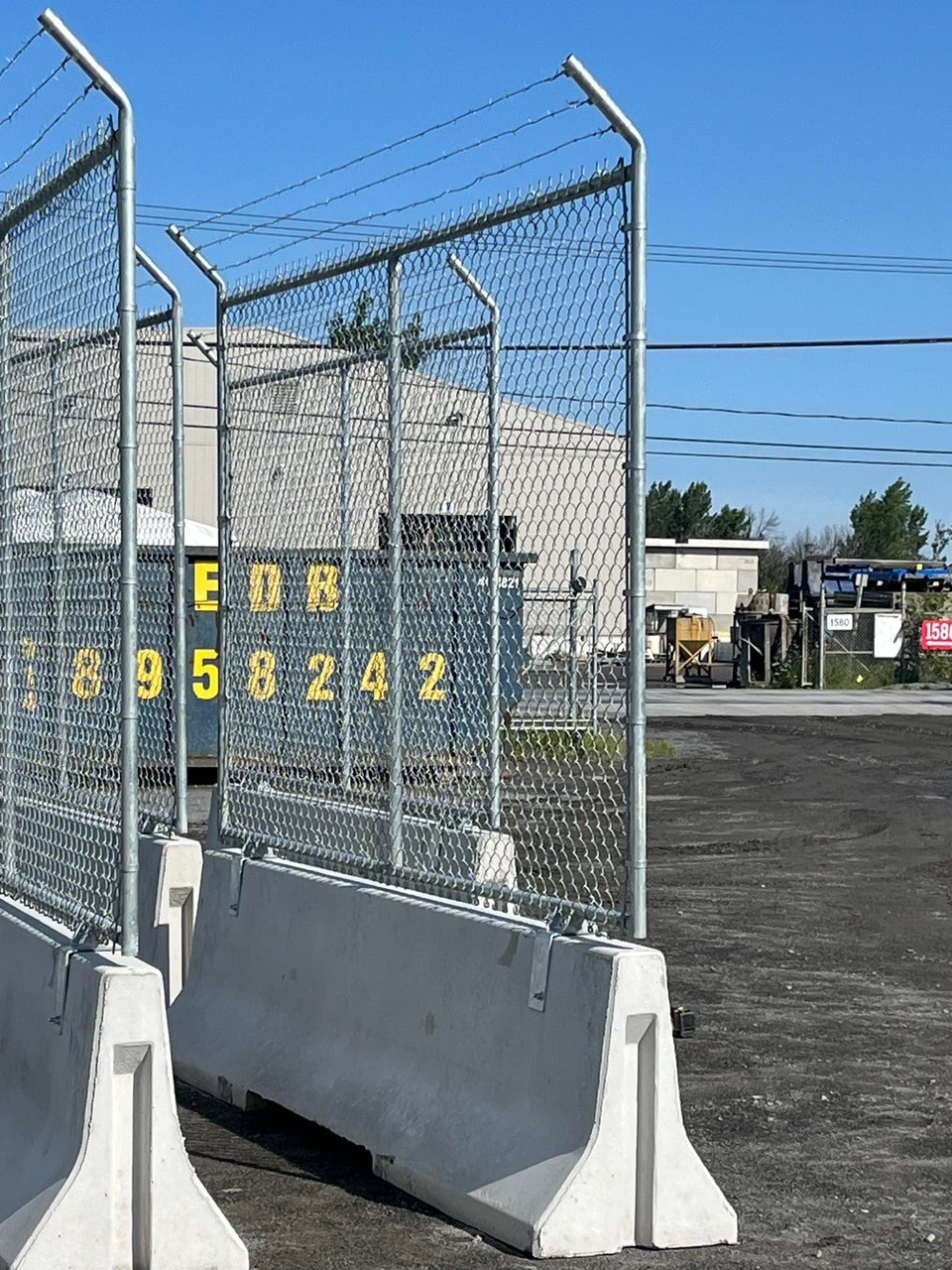Clôture industrielle de haute sécurité pour usine au Québec