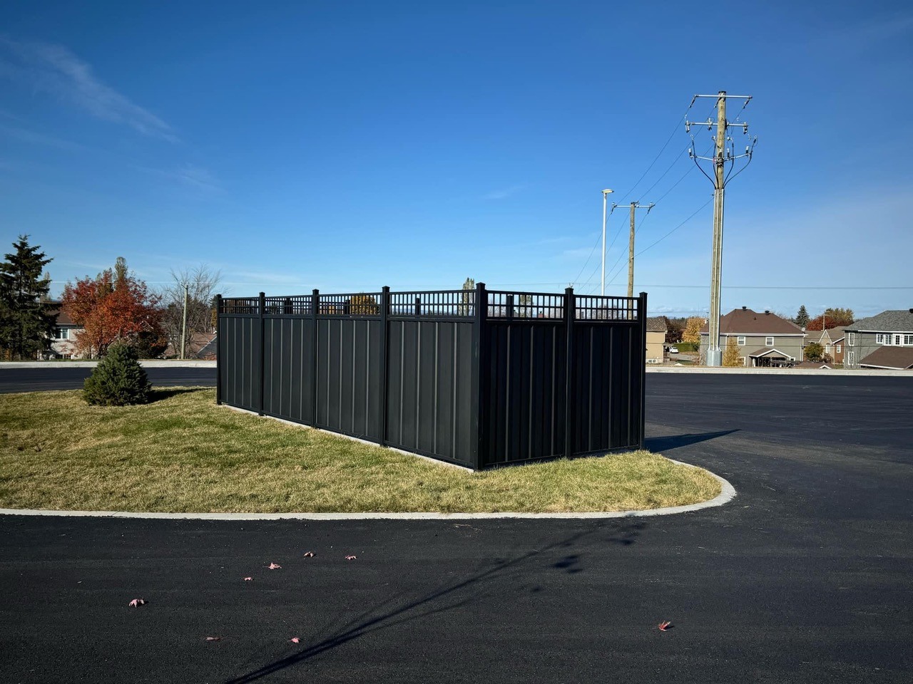 Installation de clôture ornementale pour plus d'intimité au Québec