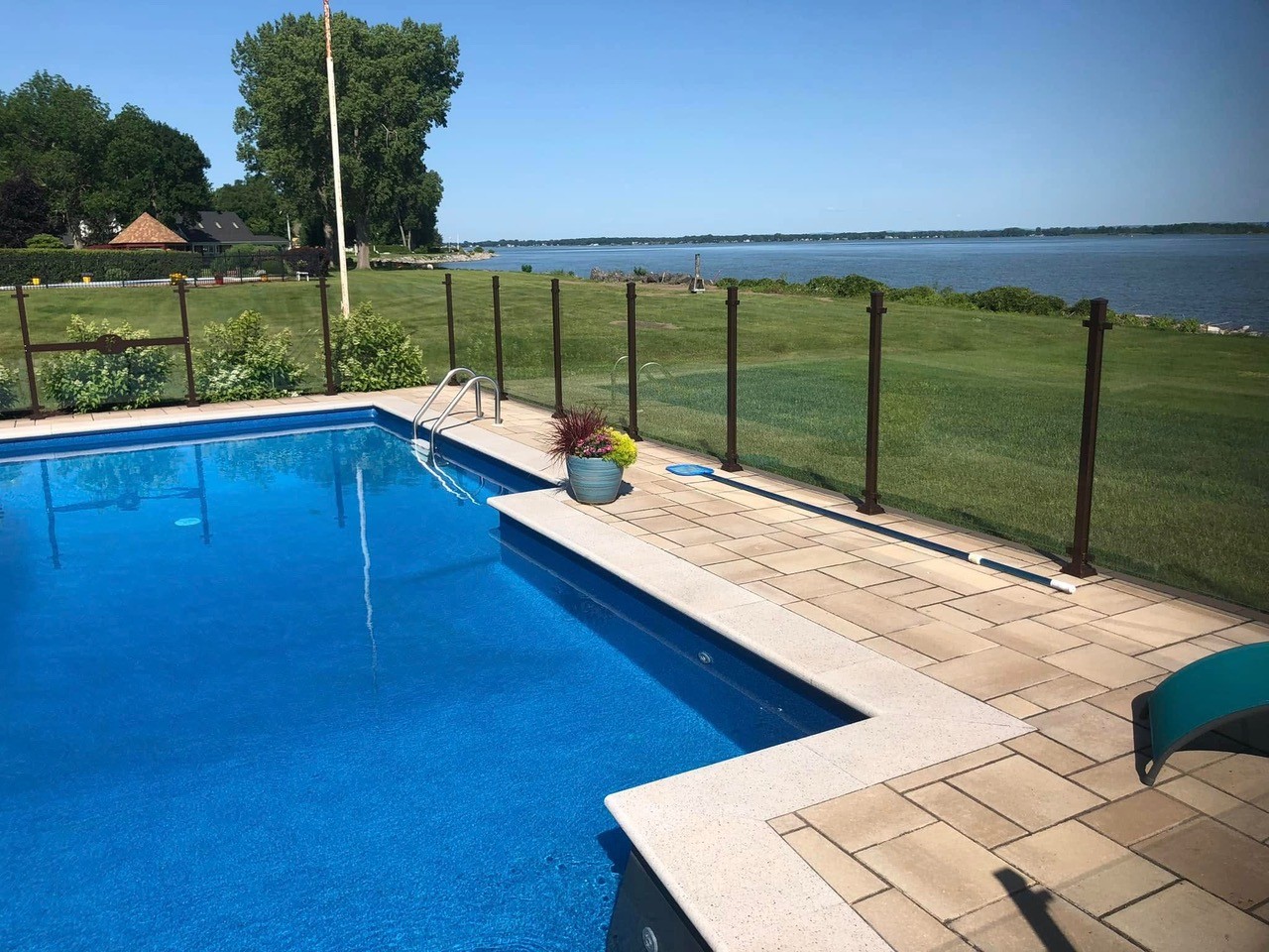 Installation de clôture de piscine pour plus d'intimité au Québec