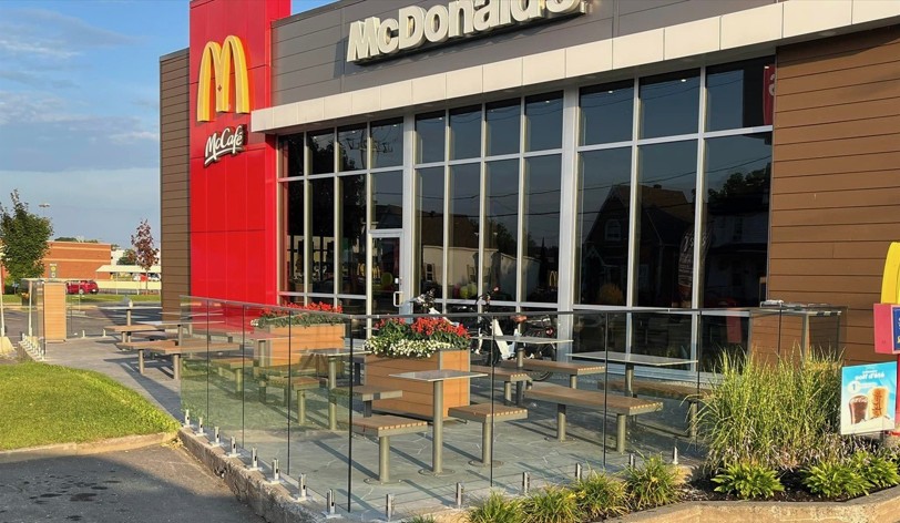 Clôture en verre commerciale installée pour la terrasse du restaurant McDonald's à Sorel-Tracy