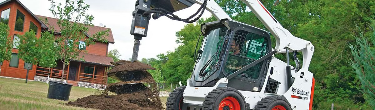 Employé expert installateur de clôture souriant au travail en Montérégie