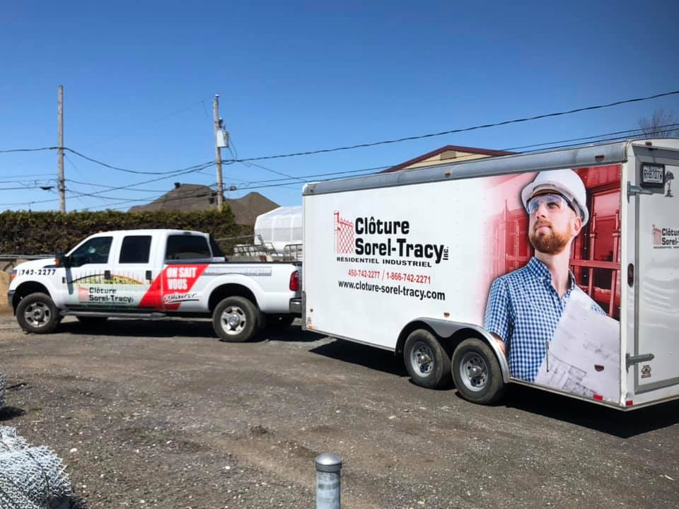 Équipe d'experts installateur de clôture sur un chantier au Québec