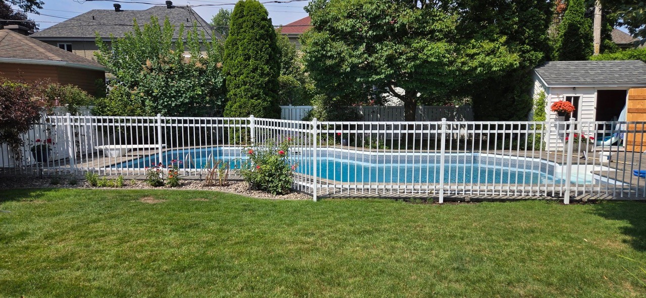 Installation de clôture résidentielle d'intimité et aménagement extérieur à Saint-David