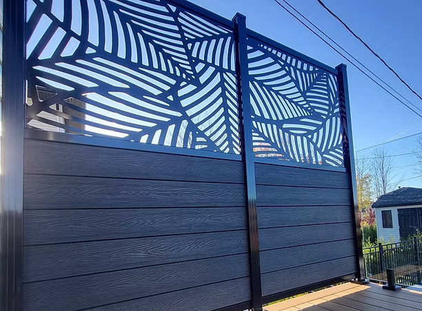 Détail de pose du modèle Mur d'intimité avec panneaux décoratifs